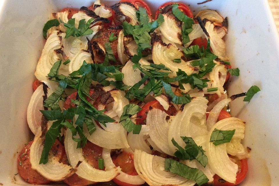 Gebackener Fetakäse mit Zwiebeln und Tomaten