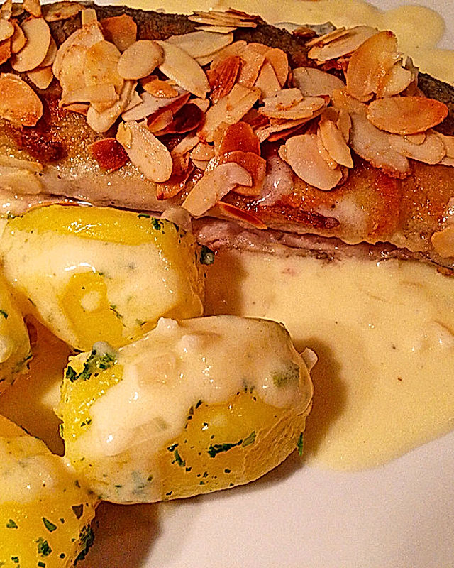 Forelle "Müllerin Art" mit Mandeldecke, Weißweinsoße und neuen Kartoffeln