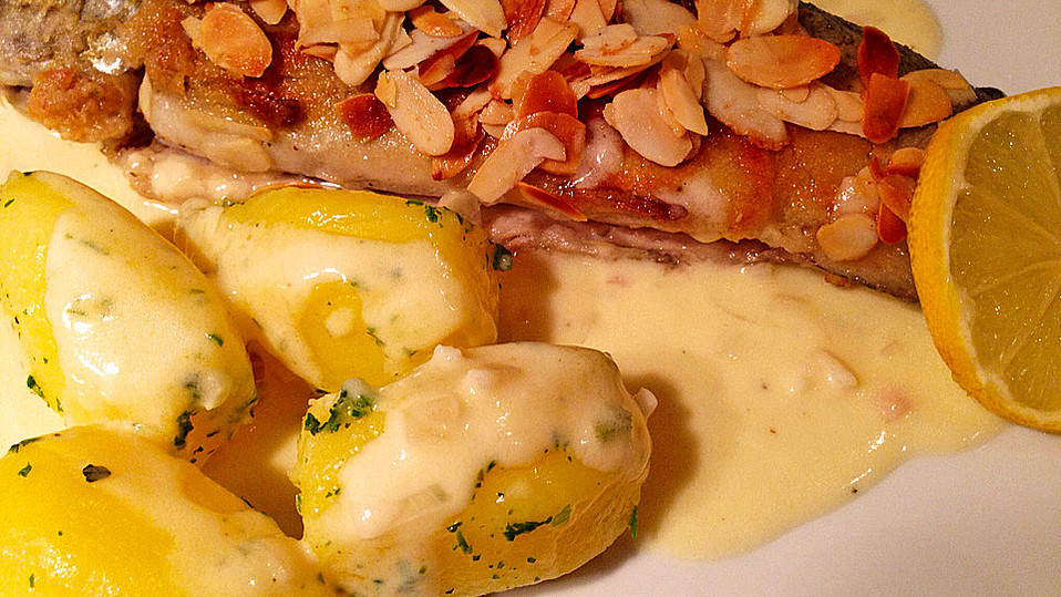 Forelle &amp;quot;Müllerin Art&amp;quot; mit Mandeldecke, Weißweinsoße und neuen ...