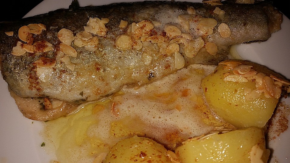 Forelle &amp;quot;Müllerin Art&amp;quot; mit Mandeldecke, Weißweinsoße und neuen ...