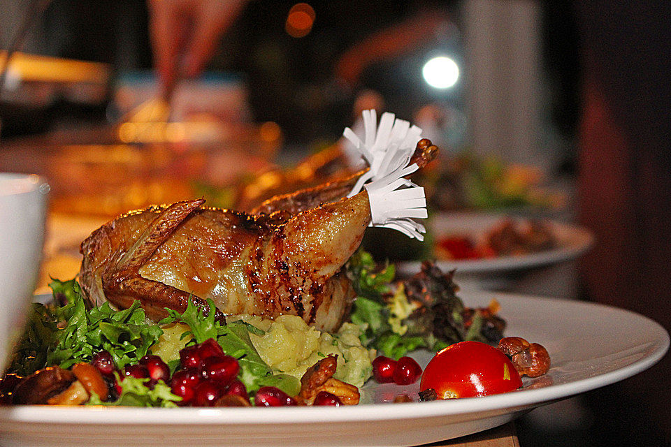 Gefüllte Wachtel auf Trüffelpüree an Granatapfel-Pfifferling-Salat