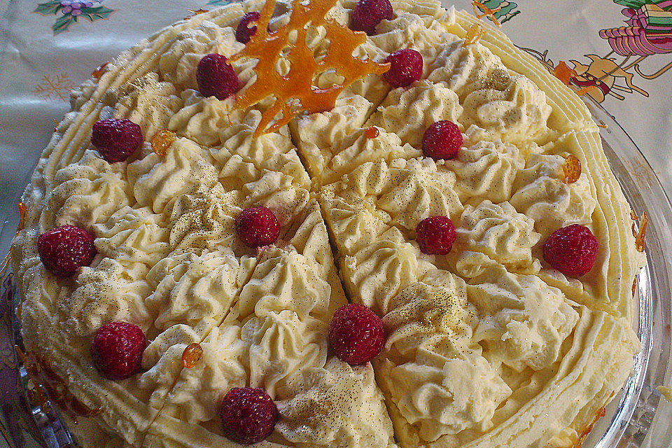 Goldene Vanillecremetorte mit Himbeeren