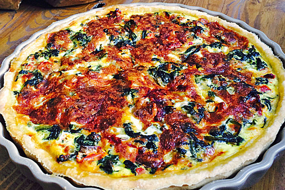 Quiche mit Spinat, Schafkäse, getrockneten Tomaten und Pinienkernen