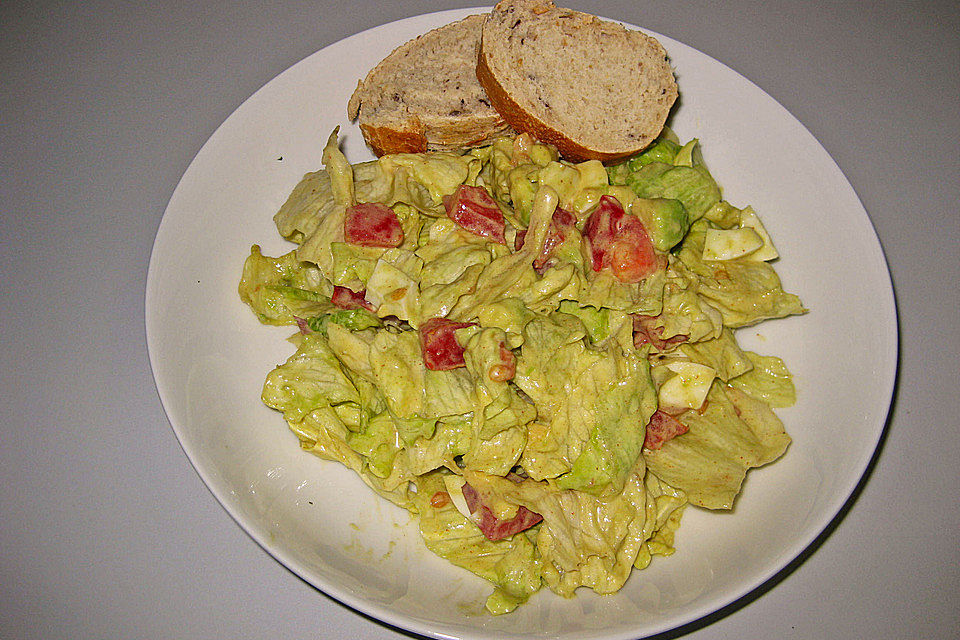 Knackiger Eisbergsalat mit cremigem Dressing