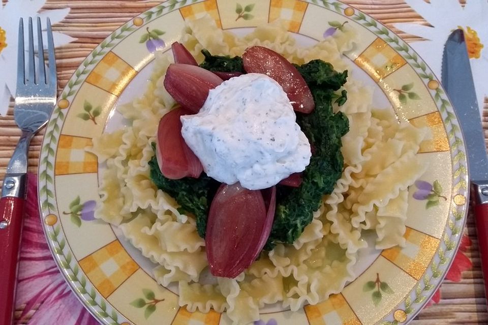 Lasagnette mit Blattspinat, Schalotten und Ricotta