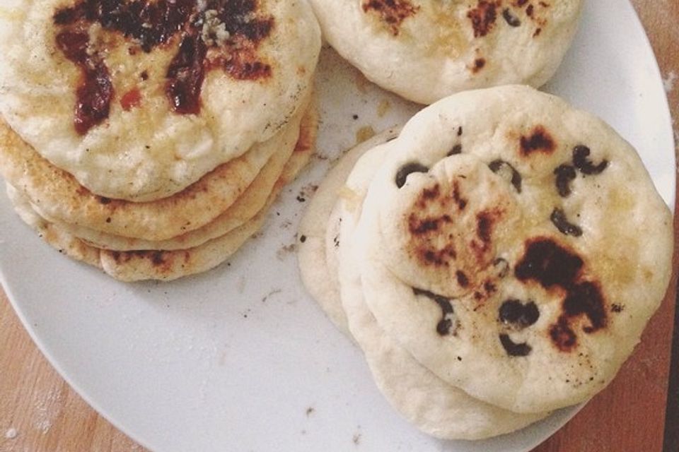 Veganes Naan-Brot mit Knoblauch und Koriander