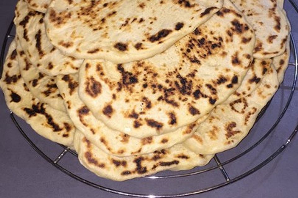 Veganes Naan-Brot mit Knoblauch und Koriander