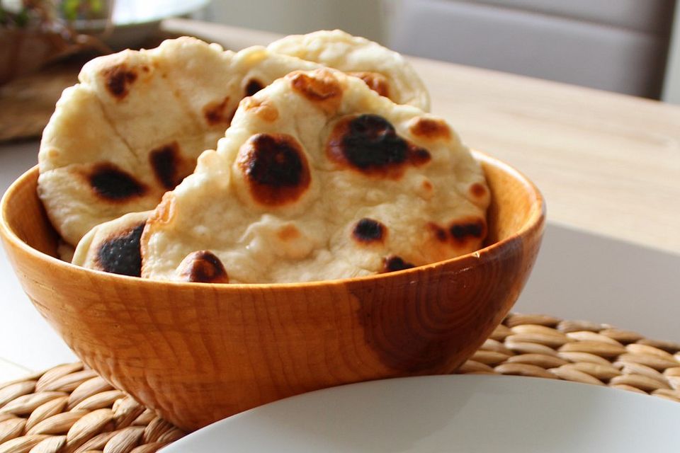 Veganes Naan-Brot mit Knoblauch und Koriander