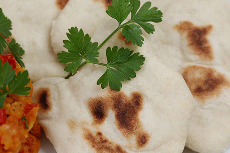 Veganes Naan-Brot mit Knoblauch und Koriander