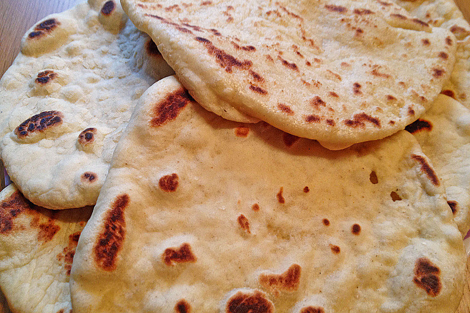 Veganes Naan-Brot mit Knoblauch und Koriander