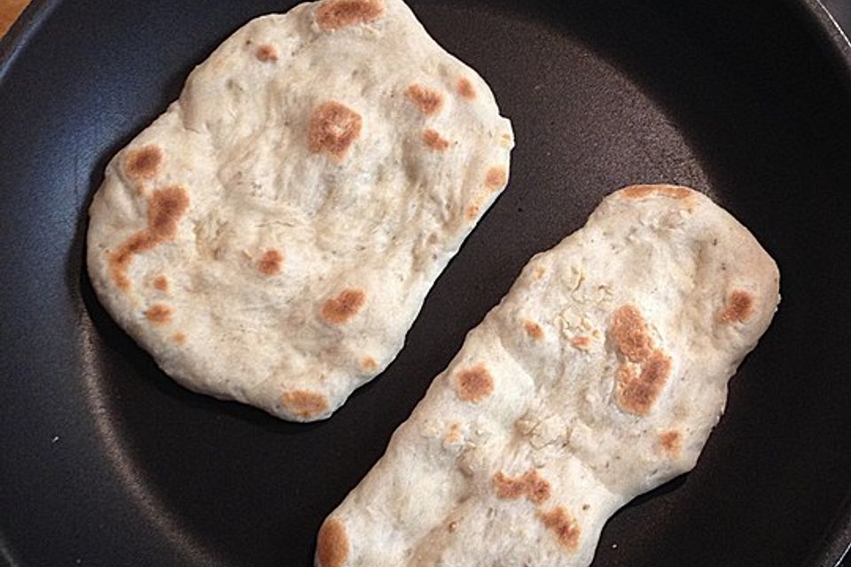 Veganes Naan-Brot mit Knoblauch und Koriander