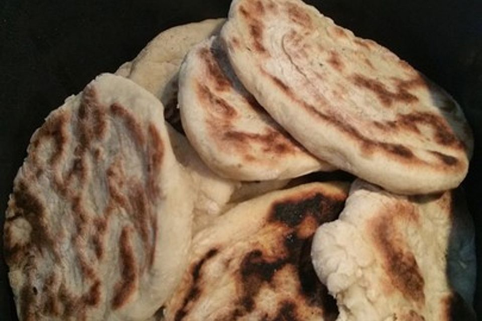 Veganes Naan-Brot mit Knoblauch und Koriander