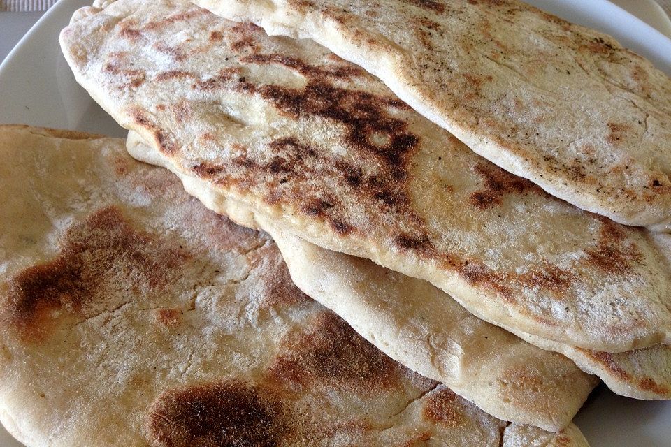 Veganes Naan-Brot mit Knoblauch und Koriander