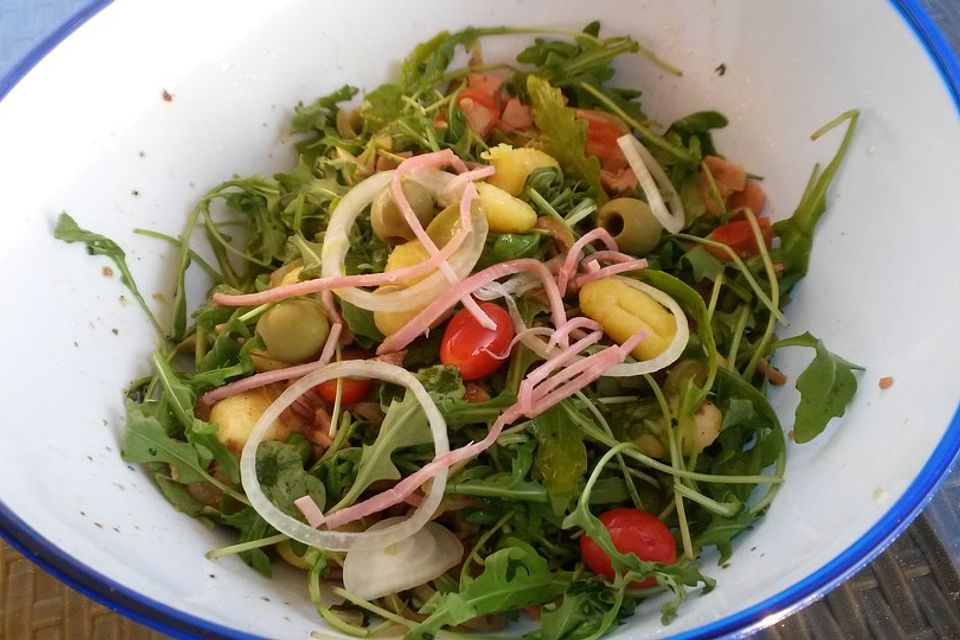 Gnocchi-Salat mit Rucola und Schinken