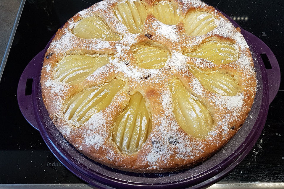 Versunkener Birnenkuchen mit Cranberrys