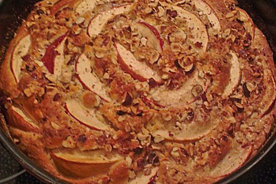 Versunkener Apfelkuchen mit Nüssen