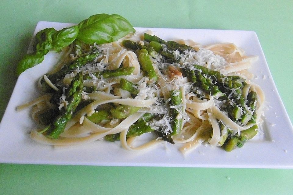 Tagliatelle mit grünem Spargel