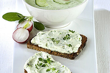 Kalte Gurken-Radieschen-Suppe und Dinkelbrot mit Kräuterquark