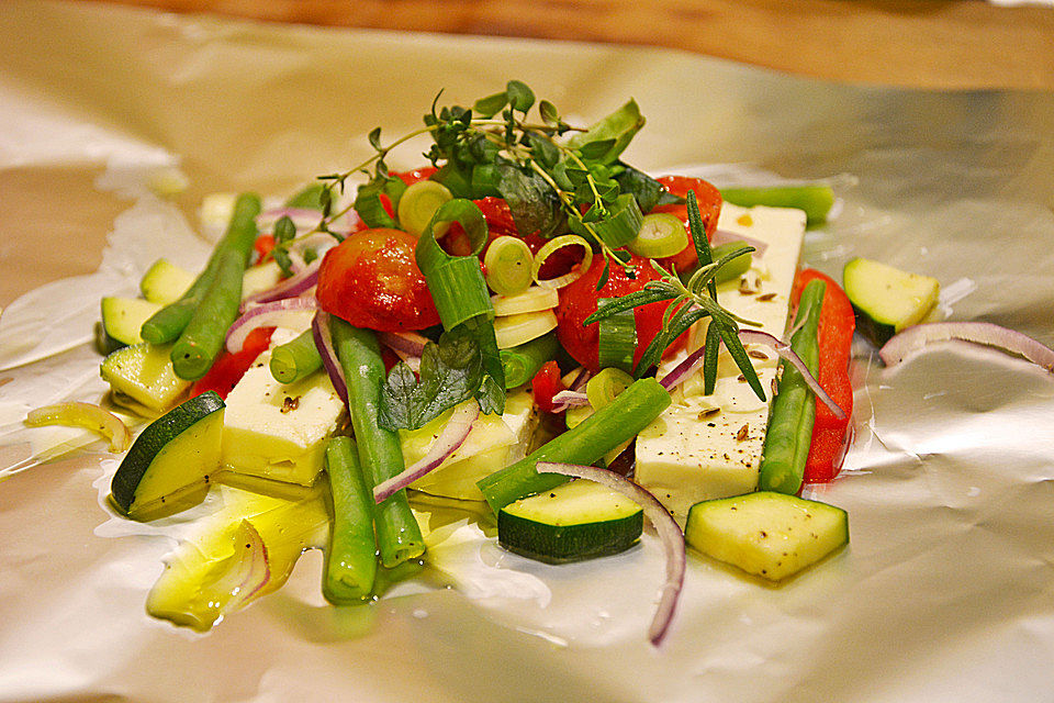 Fetapäckchen mit grünen Bohnen, Tomaten, Zucchini