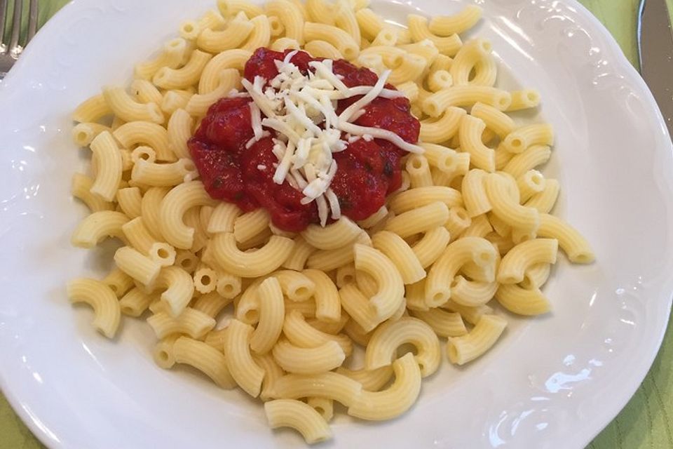 Sahnige Tomatensauce mit Nudeln für den schnellen Hunger