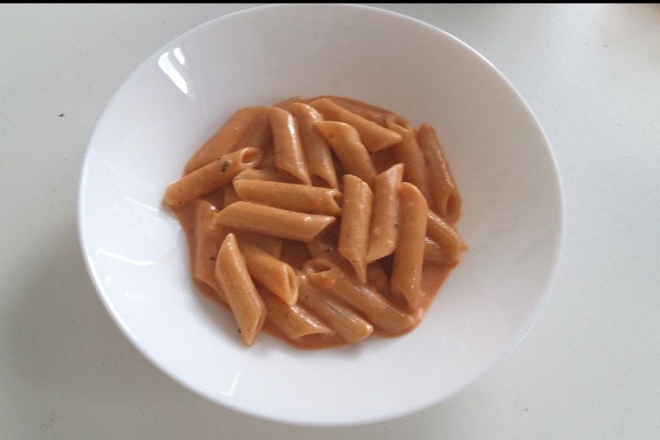 Sahnige Tomatensauce mit Nudeln für den schnellen Hunger