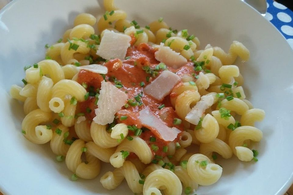 Sahnige Tomatensauce mit Nudeln für den schnellen Hunger