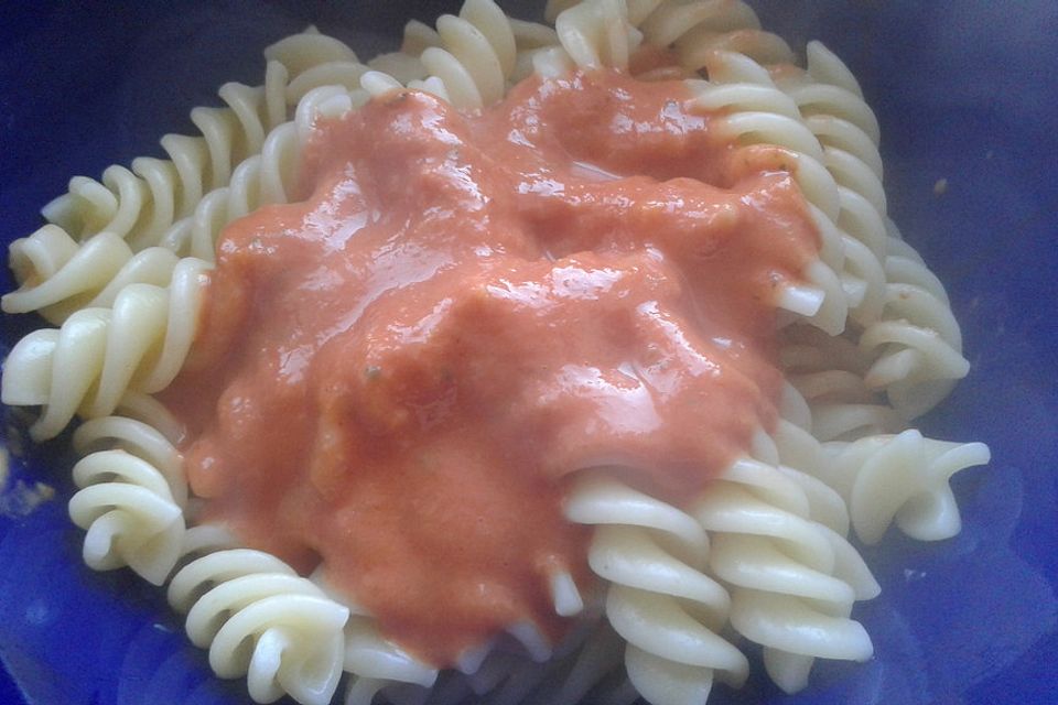 Sahnige Tomatensauce mit Nudeln für den schnellen Hunger