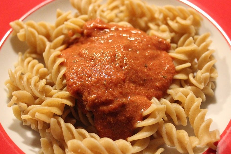 Sahnige Tomatensauce mit Nudeln für den schnellen Hunger