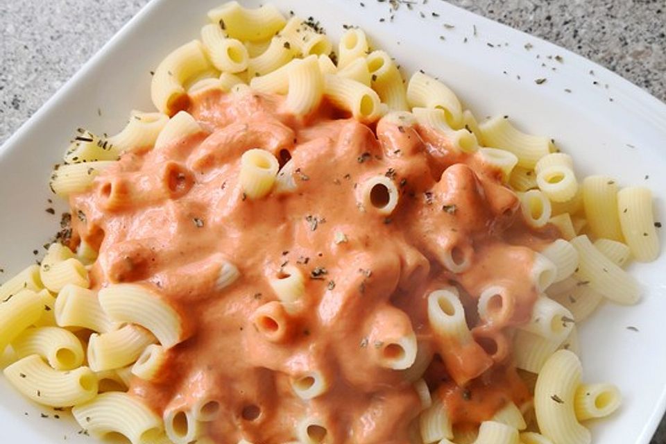 Sahnige Tomatensauce mit Nudeln für den schnellen Hunger