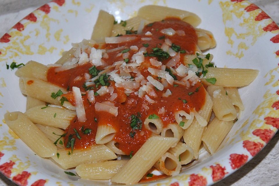 Sahnige Tomatensauce mit Nudeln für den schnellen Hunger