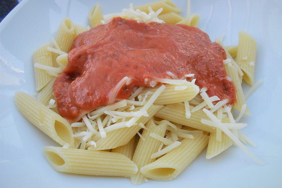 Sahnige Tomatensauce mit Nudeln für den schnellen Hunger