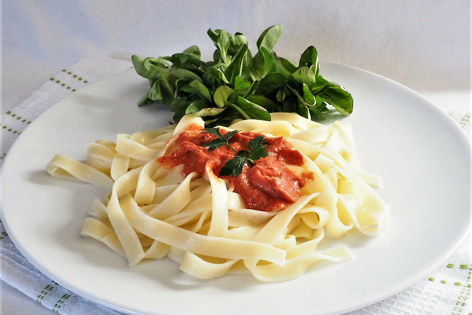 Sahnige Tomatensauce mit Nudeln für den schnellen Hunger