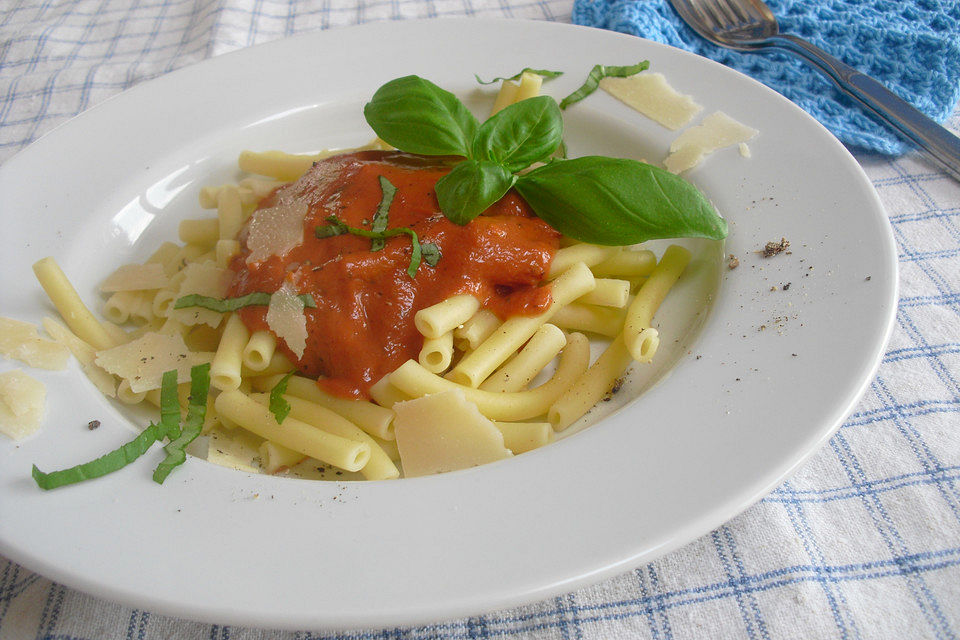 Sahnige Tomatensauce mit Nudeln für den schnellen Hunger