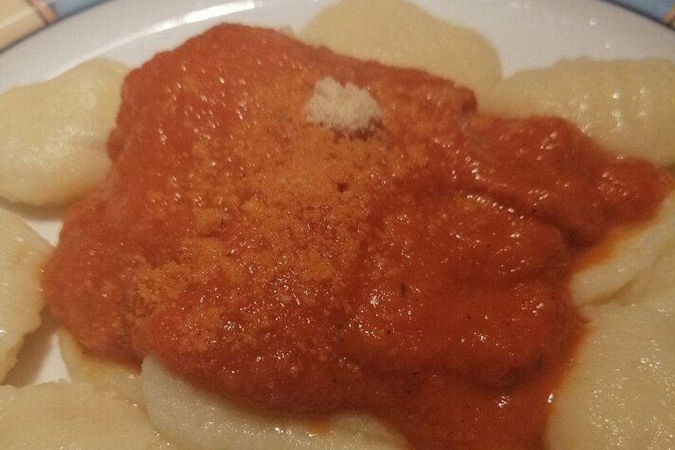 Sahnige Tomatensauce mit Nudeln für den schnellen Hunger