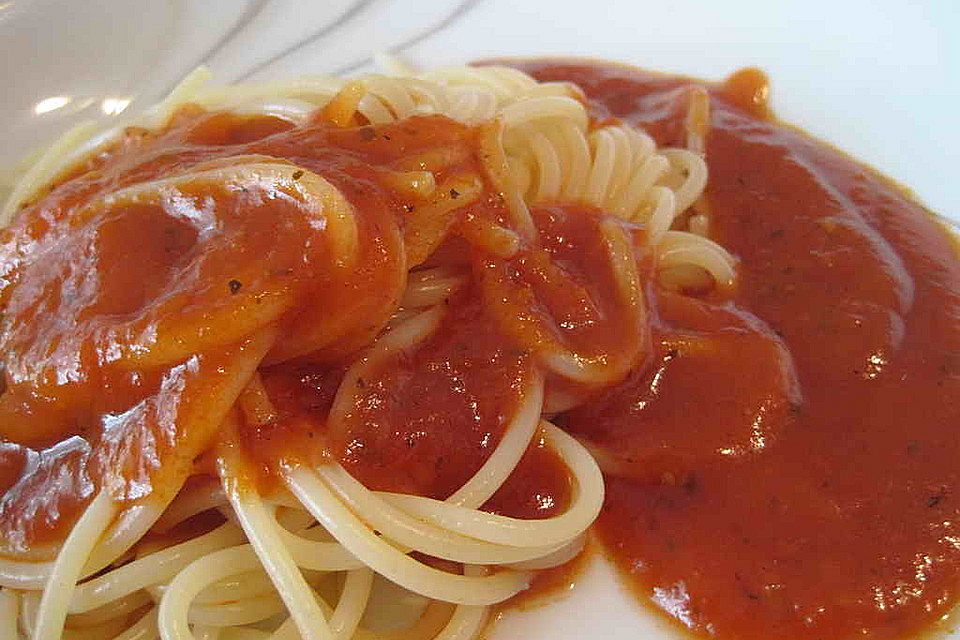 Sahnige Tomatensauce mit Nudeln für den schnellen Hunger