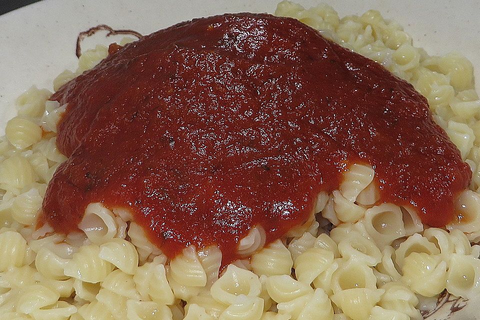 Sahnige Tomatensauce mit Nudeln für den schnellen Hunger