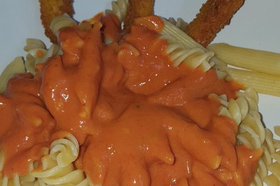 Sahnige Tomatensauce mit Nudeln für den schnellen Hunger