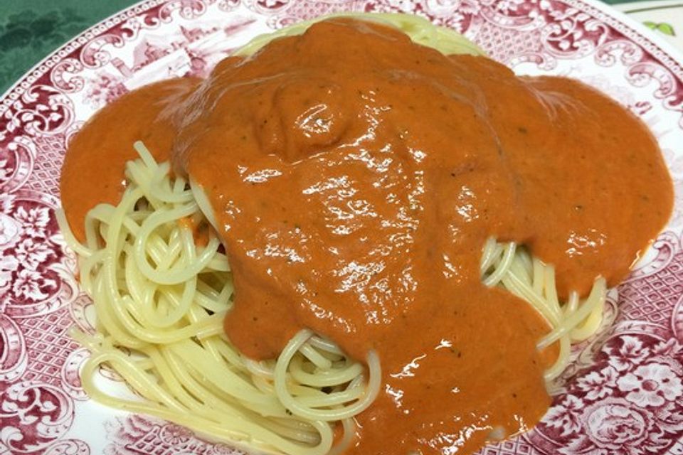 Sahnige Tomatensauce mit Nudeln für den schnellen Hunger