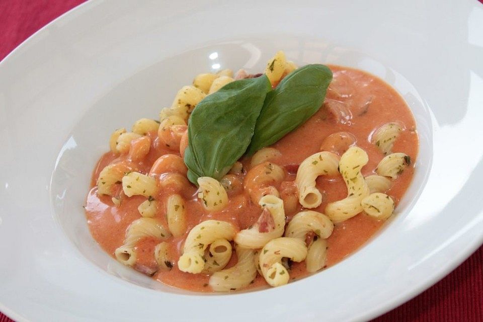 Sahnige Tomatensauce mit Nudeln für den schnellen Hunger