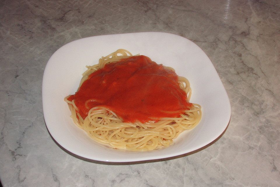 Sahnige Tomatensauce mit Nudeln für den schnellen Hunger