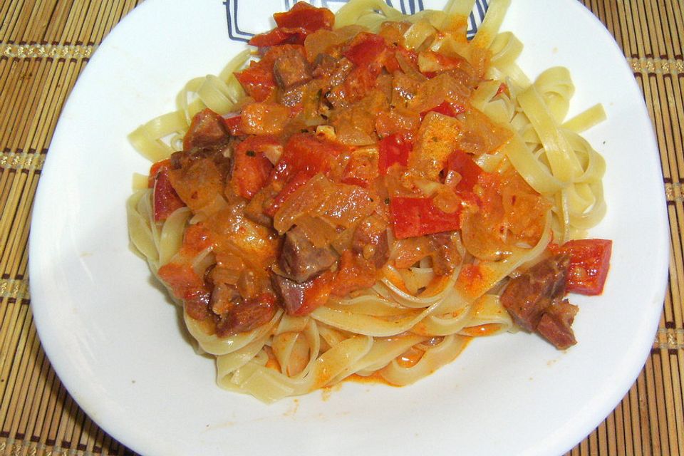 Nudeln mit Paprika-Schinken-Soße