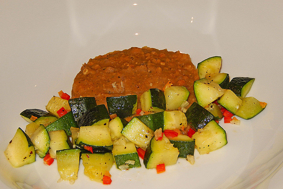 Smokeys Knoblauch-Zucchiniwürfel auf Püree von roten Linsen