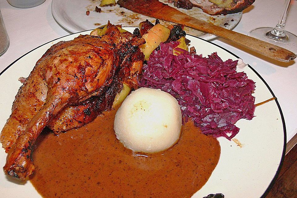 Ente mit Äpfeln, Backpflaumen und Speck