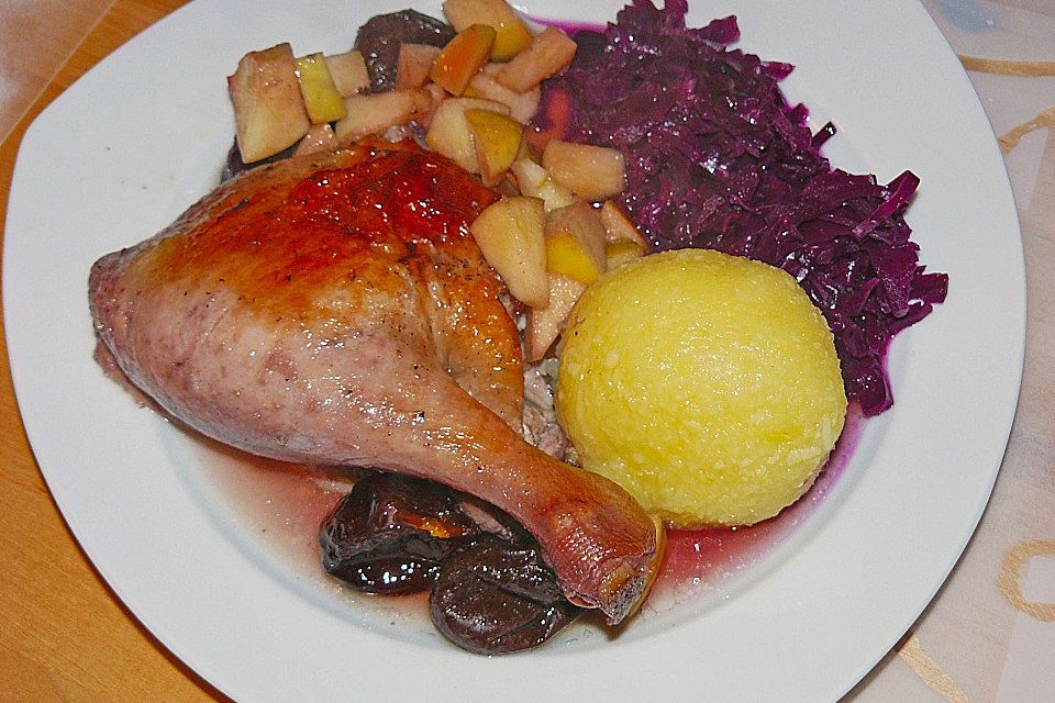 Ente mit Äpfeln, Backpflaumen und Speck