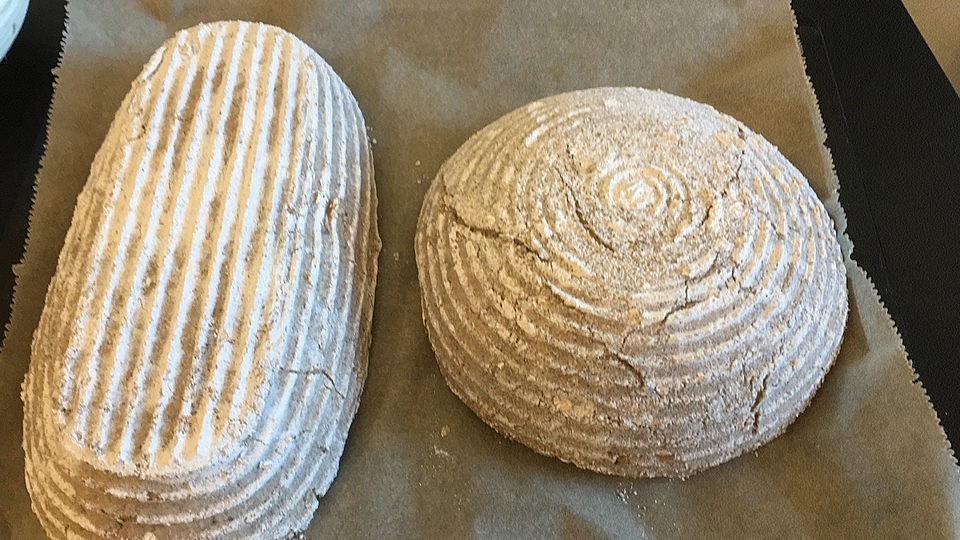 Großes Roggen-Dinkel-Mischbrot mit Sauerteig und Vollkorn von ...
