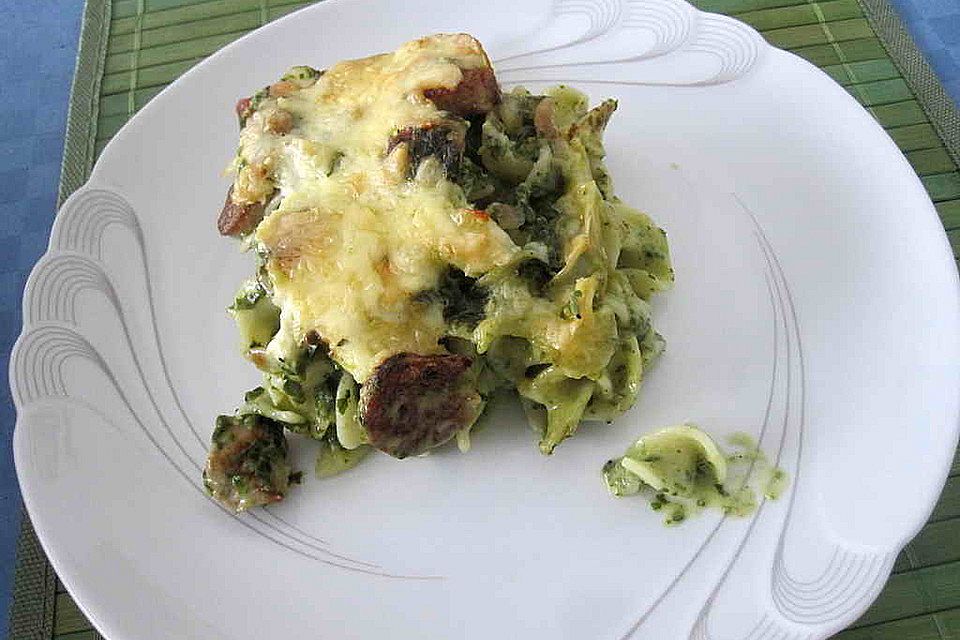 Nudelauflauf mit Spinat und Bratwurst Nudelauflauf mit Spinat und Bratwurst