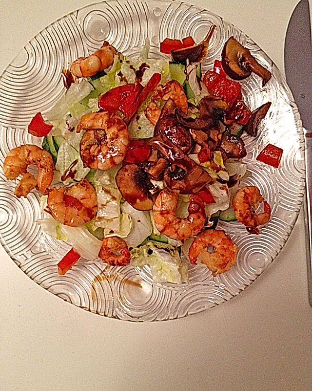 Salat mit angebratenen Shrimps, Champignons und Paprika