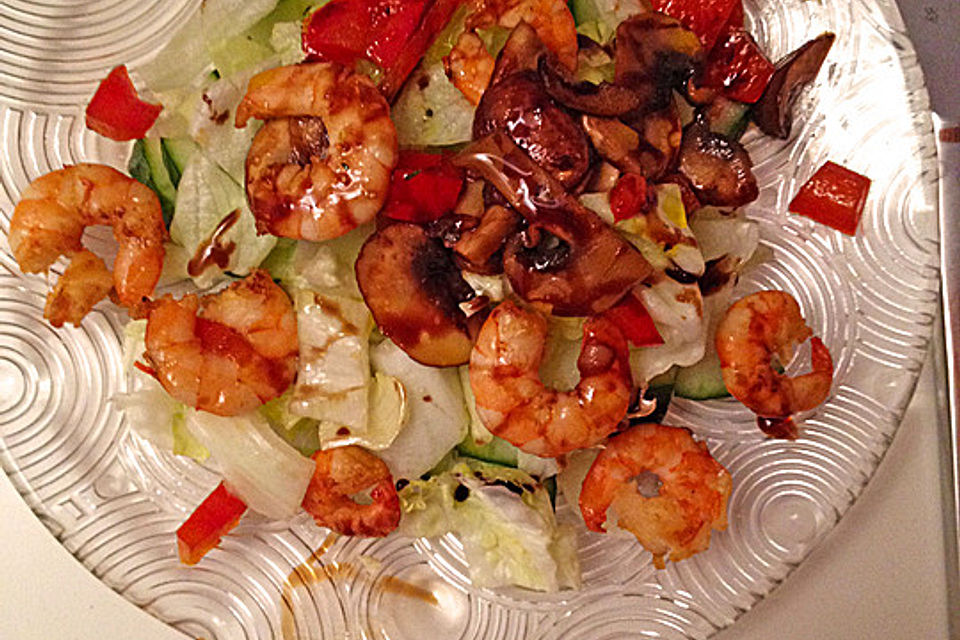 Salat mit angebratenen Shrimps, Champignons und Paprika