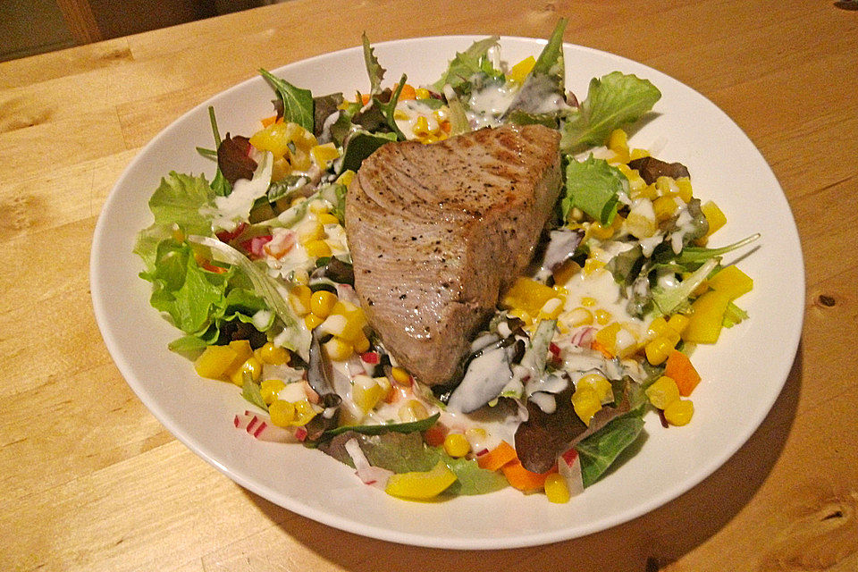 Thunfischsteak mit Salat und Joghurtdressing