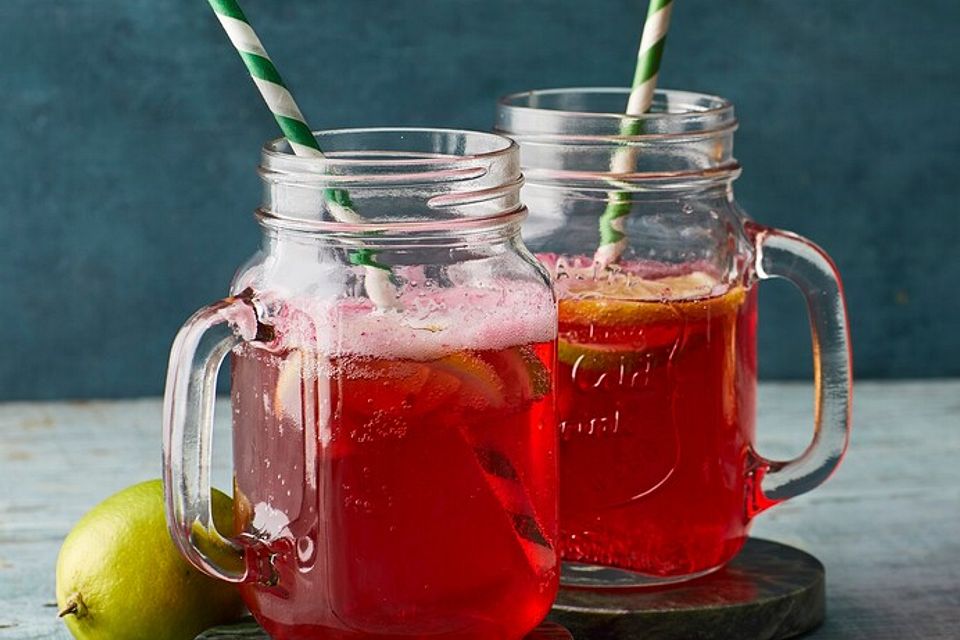 Biercocktail mit Ginger Ale und Grenadine